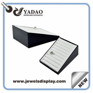 Display a mano anello in lacca nera del cuoio del basamento di visualizzazione anello inserto bianco