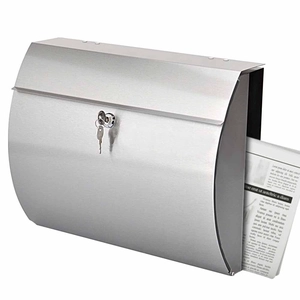 neues Edelstahl-Briefkasten an der Wand