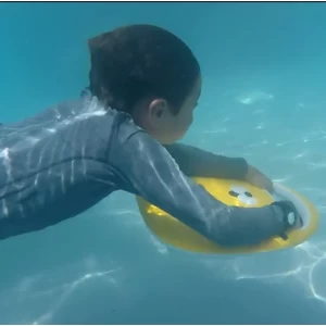 Scooter do mar na água para crianças e crianças