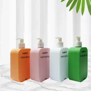 nuovo design bottiglia di shampoo e balsamo in plastica HDPE da 300 ml satinata morbida al tatto con bottiglia di plastica per la cura del viso con pompa