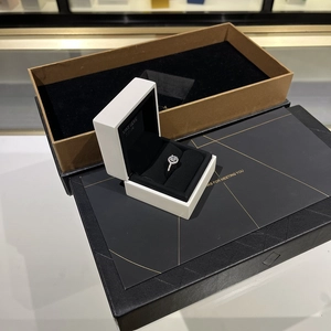 Hochwertig lackiertes Schmuckkästchen aus weißem Holz mit Moissanite-Diamant-Edelsteinverpackung