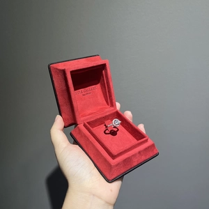 Neue Design-Holzkiste mit unregelmäßiger Form, überzogen mit hochwertigem Leder in China-Rot, beliebte Verpackung auf der ganzen Welt