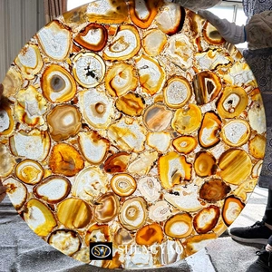 Tabella di pietra di agata marrone retroilluminata, pietre preziose traslucide rotonde.