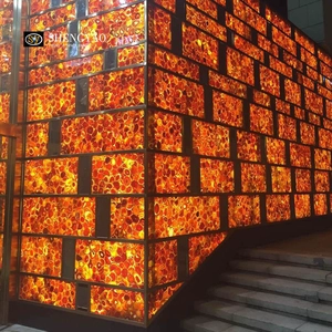 Parete di fondo per esterni retroilluminata in agata rossa, lastra di pietra semipreziosa traslucida