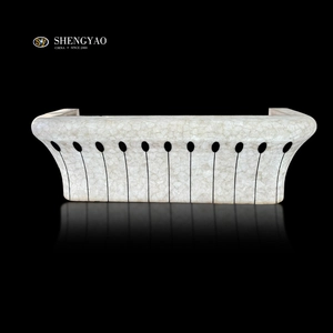Banco reception in cristallo bianco retroilluminato | Un pezzo di lusso per spazi esclusivi