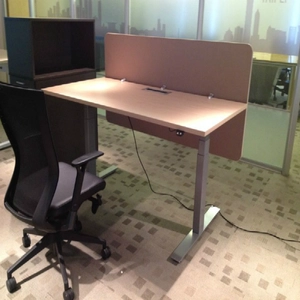 中国 Electric Height adjustable standing reception desk half round office small reception desk メーカー