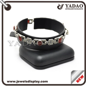 2015 Elegante de cuero importados PU Material de joyería romántica Ventana Showcase Display Stands pulsera Display Stand Holder brazalete Proveedor
