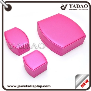 2015OEM สง่างามสีแดงปกหนังรุ่นพลาสติกบรรจุภัณฑ์กล่องเครื่องประดับสร้อยคอ