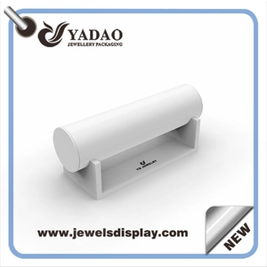 Cina fabbrica MDF avvolto con il bianco PU mostra di gioielli in pelle per contatore del negozio e la finestra vetrina ed espositore supporto braccialetto