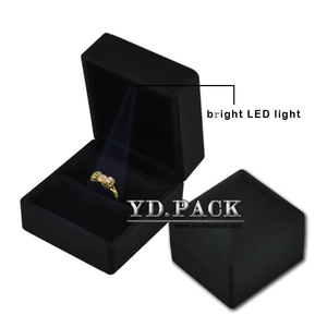 Proveedor de China venta caliente de cuero negro caja del anillo de la joyería de moda de buena calidad con LED para el anillo