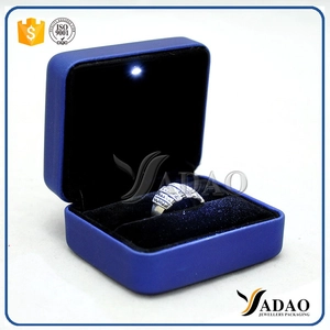 จีนทำด้วยมือปกหนัง PU แสงกล่องเครื่องประดับกล่องใส่แหวนโลหะ LED ที่มีไฟ LED