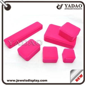 โลโก้ที่กำหนดเอง Fuchsia flocking กล่องกำมะหยี่ภายในแผ่นสำหรับเป็นของขวัญเครื่องประดับเครื่องสำอางและการบรรจุกล่องกำมะหยี่