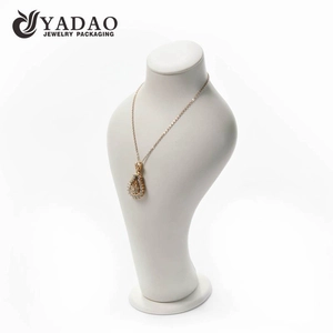 Custom Made collo forma/ciondolo display busto coperto con similpelle bianca con altezza e colore personalizzati.