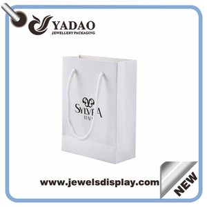 Sacchetti di carta personalizzati gioielli sh0pping lucidi con serigrafia logo prezzo all'ingrosso Porcellana fabbricante