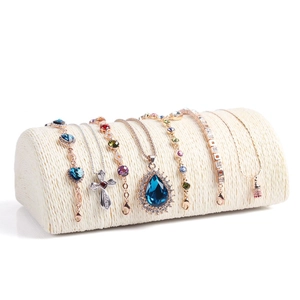 Elegante legno cilindro di visualizzazione collana bracciale base di semi con vari materiali per la copertura del display del contatore gioielli