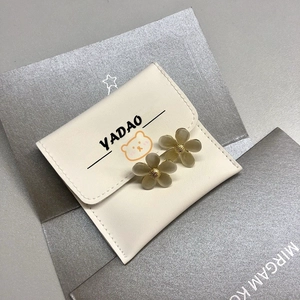 Elegante bolsa blanca de cuero de pu pequeña con cierre de imán logotipo personalizado de diseño libre de venta caliente