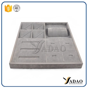 Precio de fábrica personalizar logotipo gratis al por mayor de OEM ODM anillo de madera cubierto con lino/cuero joyería bandeja de pantalla material de marco