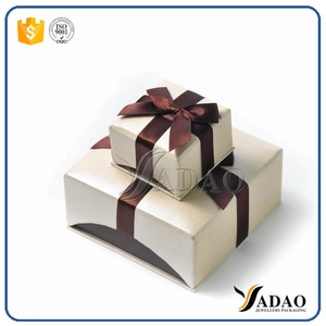 Handmade fine MOQ ขายส่งกล่องกระดาษสวย ๆ พร้อมริบบิ้นสำหรับอัญมณีเช่นต่างหูระย้า
