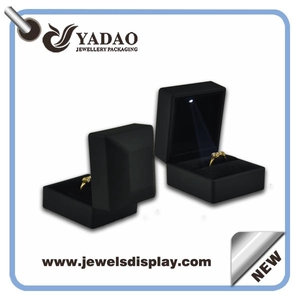 Luxus Led Licht Schmuck-Boxen aus Kunststoff mit Gummi-Finish-Ring-Box Schmuck-Display-Ohrring-Box Anhänger Boxen Armband Box und Armband-Display-Box