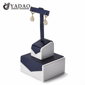 Nuovo design---espositore in similpelle stand con T-bar adatto per Stud e orecchini lunghi.