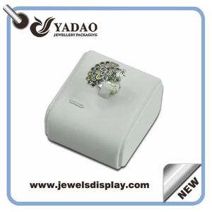 Joyería de cuero blanco del soporte de exhibición del anillo OEM o del ODM