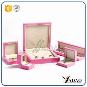 OEMODM ปรับแต่งขายส่งชุดเครื่องประดับพลาสติกกำมะหยี่สีแดงมีกล่องแหวนสร้อยข้อมือ/จี้/สร้อยคอ/โซ่/นาฬิกา/เหรียญ