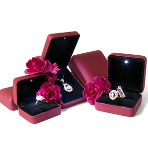 Yadao ชุดกล่องพลาสติกสีแดงสุดหรูพร้อมกล่องไฟ Led Jewelry Led