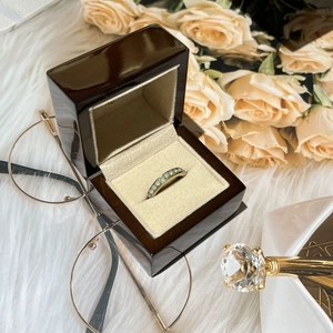 Yadao Classic Holzkasten Schmuck Verpackungsringkastenanpassung für Schmuckmarke mit Seidendrucklogo fertiggestellt