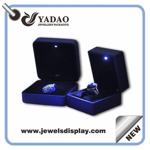 Bonita y exquisita venta a granel con precio de botón suqare / forma de rectángulo pastic / metal recubierto con joyero LED de cuero de pu