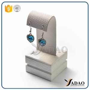 Fantástico y encantador manufactury al por mayor pequeño y atractivo mdf cubierto con textura de cuero sintético para exhibición de joyas para aretes
