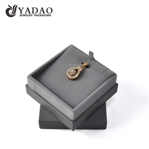 Collana con pendente in carta grigia con logo dorato e design personalizzato