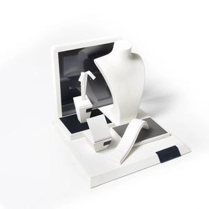 esposizione di gioielli in magazzino