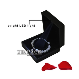venta al por mayor negro de alta calidad llevó la caja de joyería para el anillo y colgante de almacenamiento por China fabricante