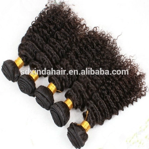 Cina prezzo all'ingrosso di colore naturale dei capelli umani remy crespi trama dei capelli ricci di 100% tessuto dei capelli peruviani produttore