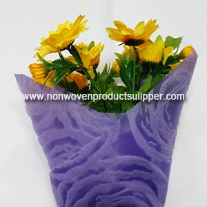 China Fabricante Roxo Rose Embossing GT-HSROPU01 PP Spunbond Não Tecido Papel De Embrulho De Papel rolo