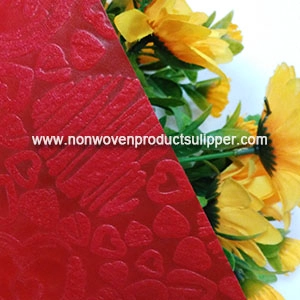 A cor vermelha Coração-deu forma à gravura Rolo de empacotamento Rolls não tecido da flor de Rosa de polipropileno Spunbonded GT-HSRE01