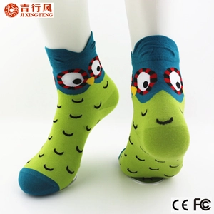Fabricante de meias de mulheres chinesas profissional, jovem bonito dos desenhos animados personalizados por atacado de meias
