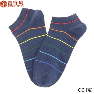 热销网上购物男装彩色条纹袜子, 棉制的