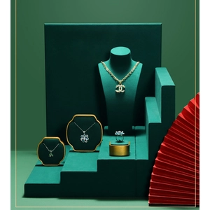 Fenster-Schmuck-Display-Set aus Holz anpassen, Mikrofaser-Schmuck-Display-Requisiten, Ring-Ohrringe-Anhänger-Armreif-Display-Ständer