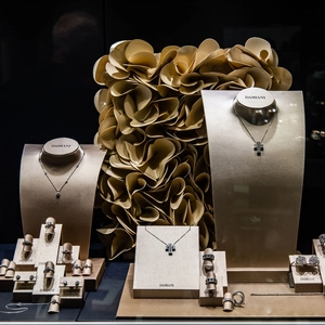Yadao-Schmuck in Champagnerfarbe zeigt hochwertiges Design