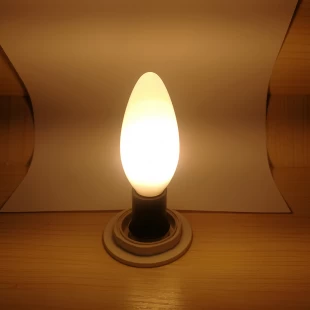Lampadina a filamento LED C35 5,5 W.