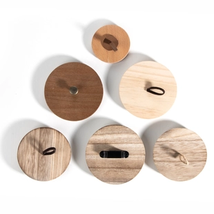 Tapa de madera con diferentes tipos de perillas