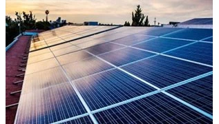 En raison de l'impact de la restructuration du projet photovoltaïque californien par PG & E