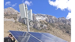 A linha vital de comunicação da classe de 4.400 metros: Ipandee New Energy – salvaguardando a força total do sinal no platô com fonte de alimentação confiável.
