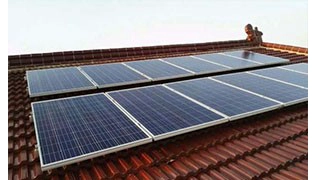 Central fotovoltaica no último piso do porto de Dalian atingiu três