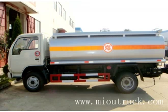 중국 동풍 110HP 4 * 2 구동 형 휘발유 수송 차량 제조업체