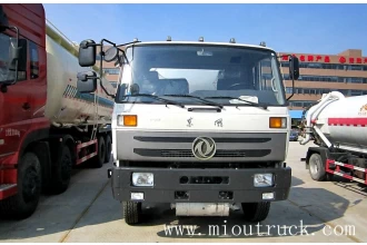 중국 동풍 153 시리즈 180HP 4 × 2 급유 트럭 CSC5160GYYE4 제조업체