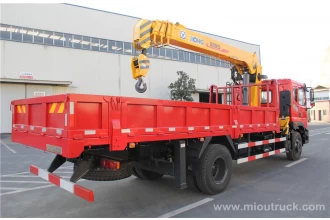 Tsina Dongfeng 4X2 chassis truck-mounted crane 4 seksyon boom 12 tonelada XCMG China supplier para sa pagbebenta Manufacturer