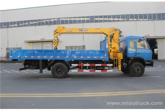 China Dongfeng 4 x 2 lori dipasang crane di china untuk dijual china pembekal pengilang