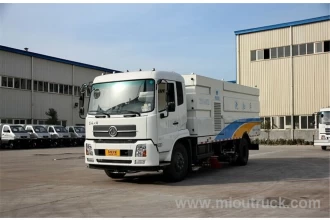 porcelana precio bajo con buena vehículo de rendimiento de la marca Dongfeng carretera GW 12495kg barrer con función de lavado fabricante